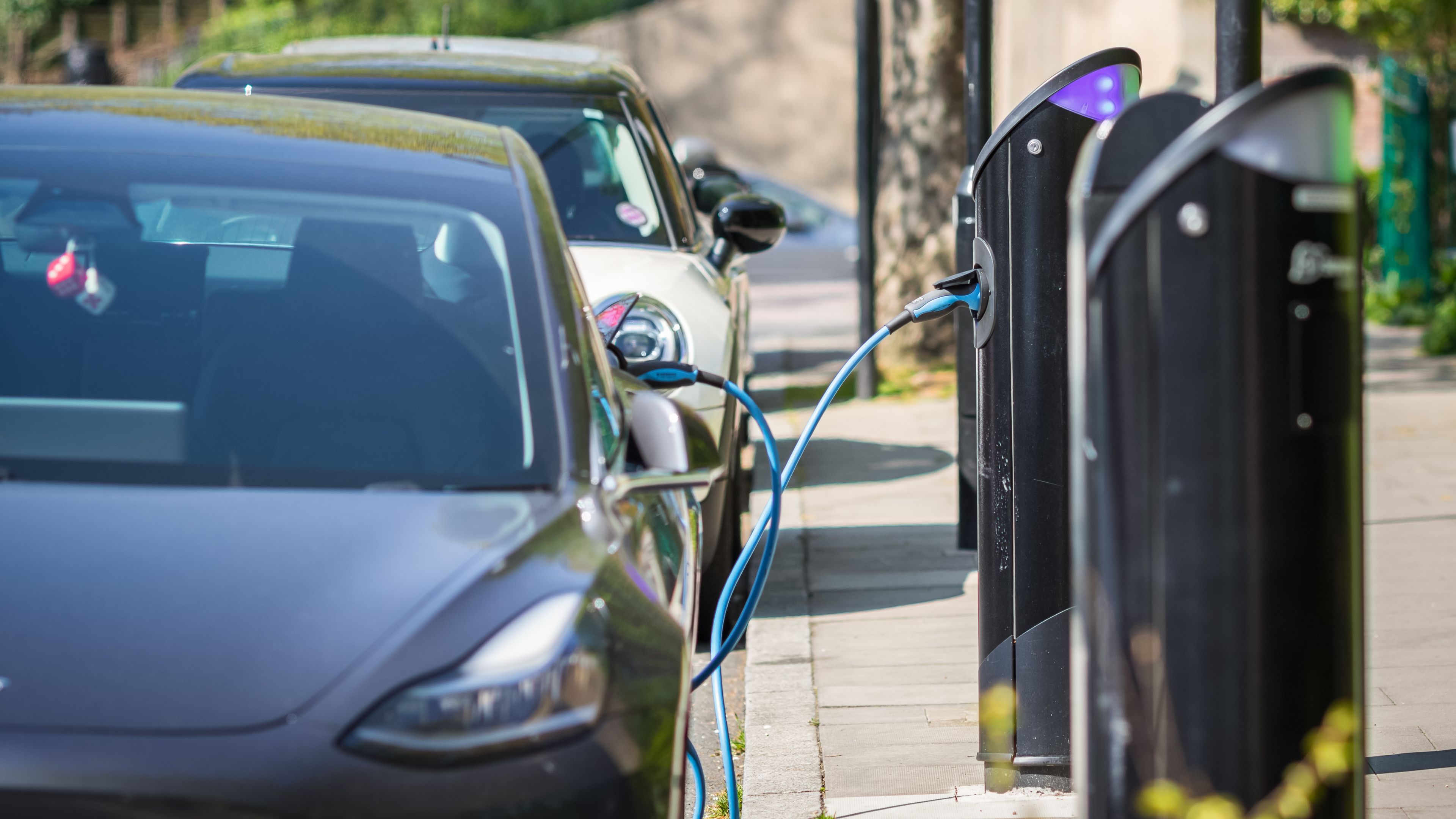 Do I need to return an EV rental car with a full charge? | Hertz